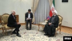 جوزپ بورل، مسئول سیاست خارجی اتحادیه اروپا (سمت چپ) در تهران