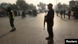 په پېښور کې پولیسو تر برید وروسته د سړک یوه برخه تړلې او پهره کوي - د نومبر ۲۴مې انځور.