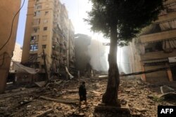 ویرانه‌های ناشی از حملهٔ هوایی شبانهٔ اسرائیل به محله‌ای در حومه جنوبی بیروت، ۱۲ مهر ۱۴۰۳