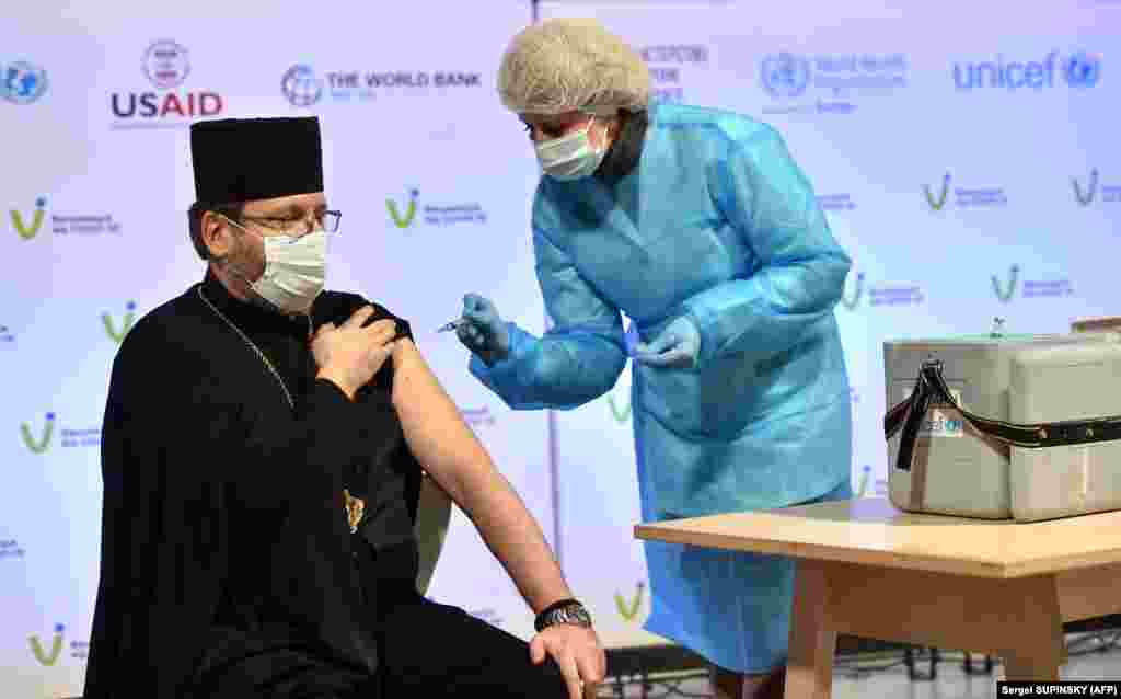 Глава Української греко-католицької церкви (УГКЦ) Святослав (Шевчук) під час щеплення від COVID-19 вакциною Covishield (AstraZeneca). Київ, 16 березня 2021 року. НА ЦЮ Ж ТЕМУ&nbsp;