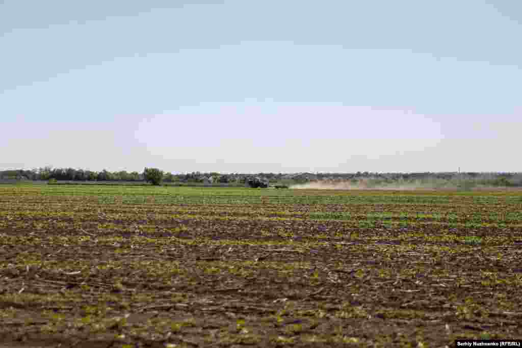 Ukrainanyň Donetsk oblastynyň Kurahowa etraby, maý, 2024. Şol döwürde ol ýerde ýaz-meýdan işleri dowam edipdi. Bu ýerler 2024-nji ýylyň noýabrynda, onuň dolandyryş merkezi bolan Kurahowa şäheri 2025-nji ýylyň ýanwarynda basylyp alyndy.