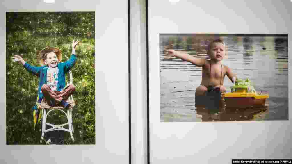 Окрема зала відведена для фотографій, авторам яких ще не виповнилось 18 років. Зліва &ndash; робота Марії Ткач (15 років), справа &ndash; Ірини Кольдюби (14 років