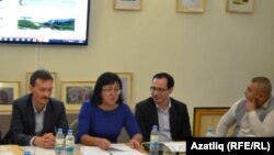 "Кырымнан Себергә кадәр: Урта гасырдагы тарихи-мәдәни мирасны саклау һәм популярлаштыру" сөйләшүендә катнашучылар Денис Маслюженко (с), Зәйтүнә Тычинских, Гуливер Алтын, Ринат Насыйров 