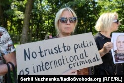 Жінка тримає плакат біля посольства США у Києві із написом: «Не довіряйте Путіну, міжнародному злочинцю» у день переговорів Трампа і Путіна на Алясці. 15 серпня 2025 року