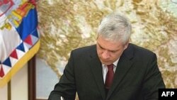 Борис Тадич санади парокандасозии порлумони Сербияро имзо мекунад
