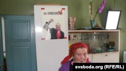 Люди вдоль дороги, по которой едет машина с Жаклин Кеннеди. Пакистанцы бросают к автомобилю лепестки цветов. 21 марта 1962 года, когда Жаклин Кеннеди прибыла в Лахор, было национальным праздником в Пакистане.