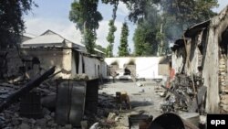 Один из разрушенных домов в Джалал-Абаде. Июнь 2010 года. 