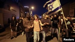 صحنه‌ای از بازداشت یک معترض در تظاهرات شامگاه شنبه ۲۶ فروردین