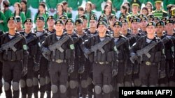 Участники военного парада в честь 27-й годовщины государственной независимости Туркменистана, Ашхабад, 27 сентября, 2018 год.  