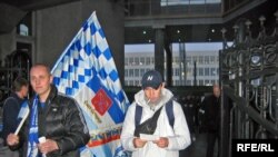 Заўзятарам раздалі памяткі, як трэба сябе паводзіць