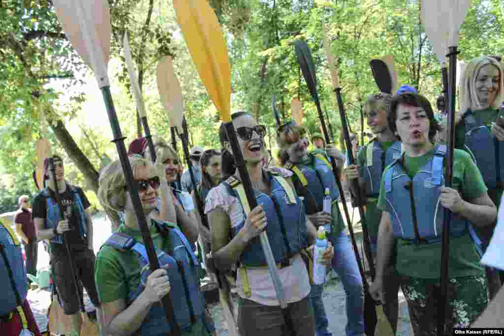 Учасників заходу &laquo;екіпірували&raquo; спеціальними жилетами, веслами й поділили на пари