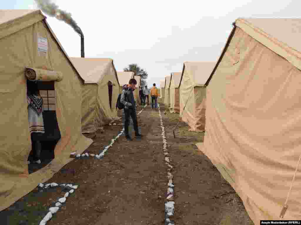 Машыгуу болгон жерге 20га жакын чатыр тигилди.