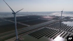 تأسیسات تولید برق بادی و خورشیدی در شرق چین