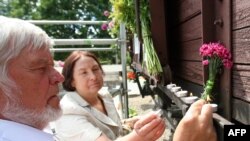 Возложение цветов в день депортации в Литве