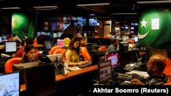 د پاکستان شخصي ټېلېوېژن جیو نیوز خبریالانې د کار پر مهال - پخوانی انځور