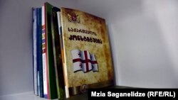 В совместном заявлении оппозиция также заявила о готовности к новому диалогу, чтобы к третьему слушанию принять компромиссный проект Конституции