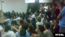 تحصن و اعتصاب غذای دانشجويان دانشگاه تربيت معلم پرديس کرج ادامه دارد و تاکنون سی تن از دانشجويان اعتصاب کننده به بهداری دانشگاه منتقل شده اند.