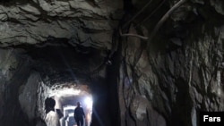 كارگران معدن منگنز در ایران