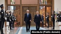 Прибывший с государственным визитом в Ташкент президент Казахстана Касым-Жомарт Токаев и президент Узбекистана Шавкат Мирзиёев (слева). 15 ноября 2025 года
