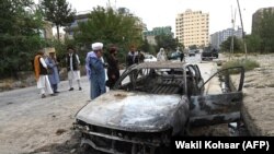 Թալիբները հավաքվել են հրթիռի հարվածից ոչնչացված մեքենայի մոտ, Քաբուլ, 30 օգոստոսի, 2021թ.