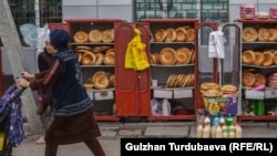 Бишкектеги базарлардын бири. 