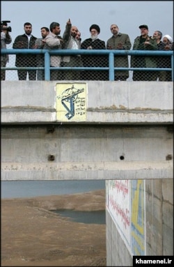 بازدید رهبر جمهوری اسلامی از پروژه سد کرخه در آذرماه ۸۳، به همراه وزیر وقت نیرو حبیب‌الله بی‌طرف و فرمانده کل وقت سپاه یحیی رحیم صفوی