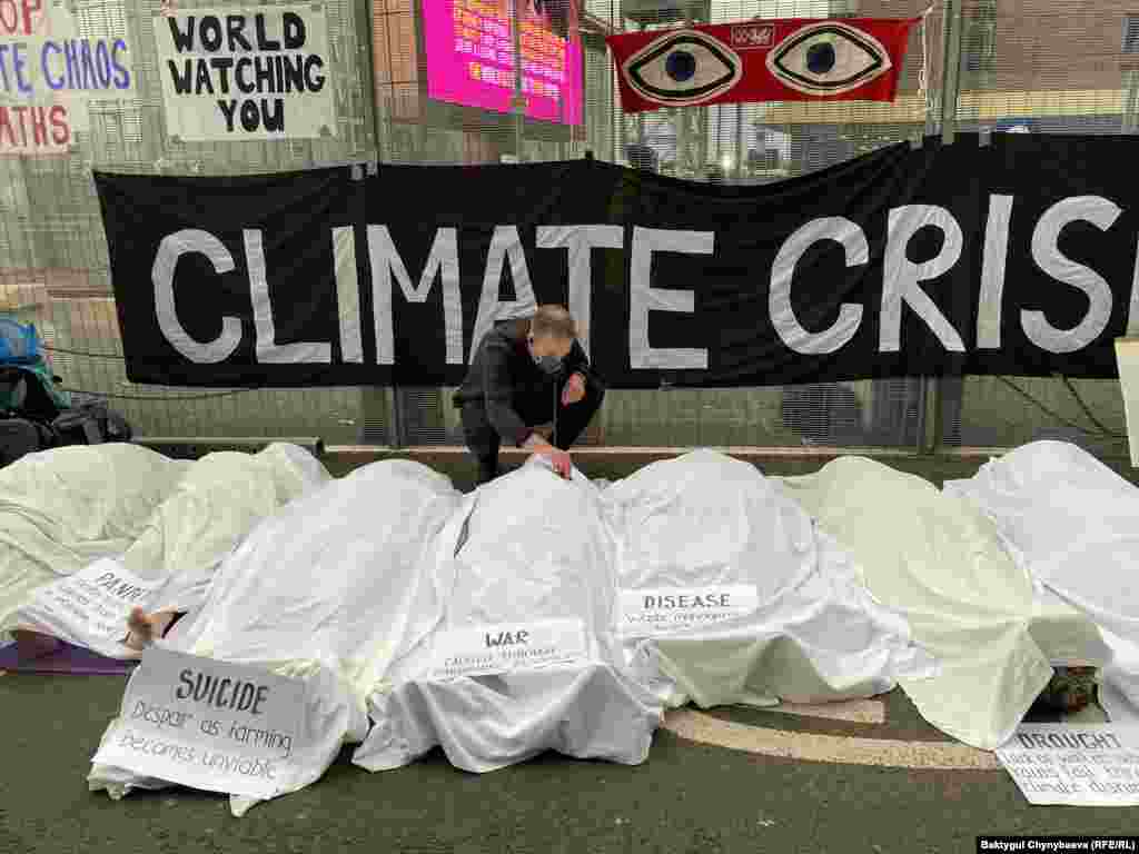 Климаттык адилеттүүлүктү талап кылган акция. Кургакчылыктын айынан Индия, Африка, Азияда миңдеген дыйкандар түшүмдөн кол жууп, айрымдары суицидге барган.&nbsp;