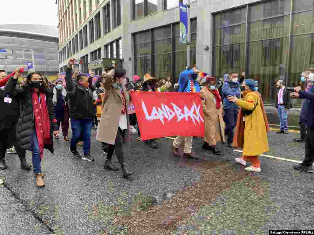 Саммиттеги лидерлердин чечимине нааразы жаштар.&nbsp;