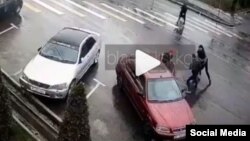 Скриншот с видео похищения девушки. 