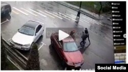 Интернетте тараган видеодон алынган сүрөт. 