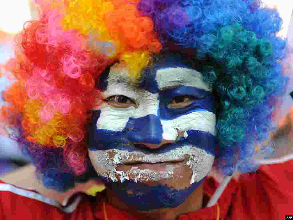 یکی از طرفداران تیم کره جنوبی با صورت رنگ آمیزی شده