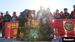 کهنه‌سربازان نیروی دریایی کره جنوبی در تجمع اعتراضی علیه رئیس‌جمهور، ۱۵ آذر ۱۴۰۳