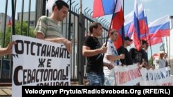 Проросійські сепаратисти у Сімферополі, липень 2013 року