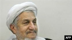 آیت الله صانعی:« آنها قول دادند که پول نفت روی سفره ما بیاورند ولی دارند پول را از باک بنزین ها بیرون می کشند.»