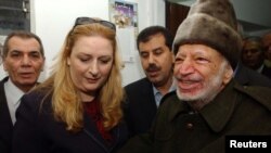 یاسر عرفات (راست) در کنار سها، همسرش