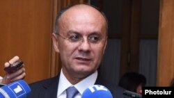 Սեյրան Օհանյանը զրուցում է լրագրողների հետ, արխիվ