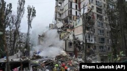 Спасатели в Святошинском районе, где российская ракета полностью уничтожила подъезд девятиэтажного жилого дома, 31 июля 2025 года