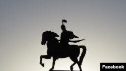 Бишкек шаарындагы Манастын эстелиги.