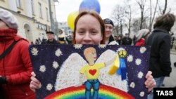 Участница "Марша мира" в Москве 15 марта 2014 года