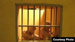 ماکت سلول تنبیهی بند هشت زندان قزلحصار با بیش از ده ها زندانی 