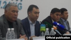 Мамбетжунус Абылов, Равшан Жээнбеков, Камчыбек Ташиев, Кубанычбек Кадыров маалымат жыйында. Бишкек, 3.04.2014  