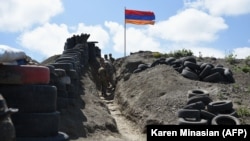 Հայաստանի ԶՈՒ զինծառայողները դիրքերում, արխիվ