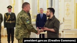 بسیاری از مردم اوکراین والری زالوژنی (چپ) را یک قهرمان ملی می‌دانند و این تغییر می‌تواند به چهرهٔ سیاسی ولودیمیر زلنسکی لطمه بزند