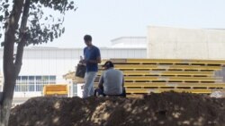 “Türkmeniň elinde işläniňden, fransuzyň elinde öleniň gowy”: Aşgabatda gurluşykçy işçiler şertlerden şikaýatçy