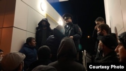 Rostov-na-Donu mahkemesine ketken qırımlı faaller ve mabüslerniñ tuvğanları Rusiye yol patrul hızmetiniñ hadimlerinden Keriç köpründe ne sebepten tutulğanlarını aytmasını talap ete. 2020 senesi noyabrniñ 3-ü