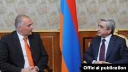 ԵԽԽՎ Հայաստանի հարցով համազեկուցող Աքսել Ֆիշերը ՀՀ նախկին նախագահ Սերժ Սարգսյանի նստավայրում, արխիվ, Երևան, 20 հուլիսի, 2011թ.