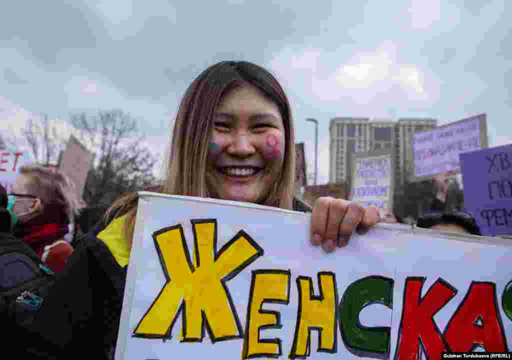 Кыргызстан калкынын жарымынан бир аз көбүн аялдар түзөт.