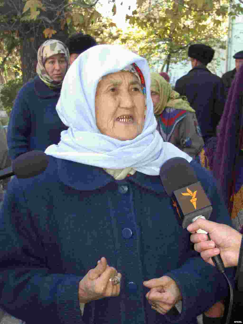 Айыпкерлердин бири Алмазбек Асановдун энеси.  - Мать одного из членов радикальной исламской партии "Хизбут-тахир".  Ошский областной суд приступил к слушаниям уголовного дела о массовых беспорядков в Ноокате 1 октября этого года. На скамье подсудимых – 30 активных участников событий перед зданием Ноокатской райадминистрации. Они обвиняются в причинении  ущерба госимуществу, принадлежности к радикальной исламской партии «Хизб-ут-Тахрир».