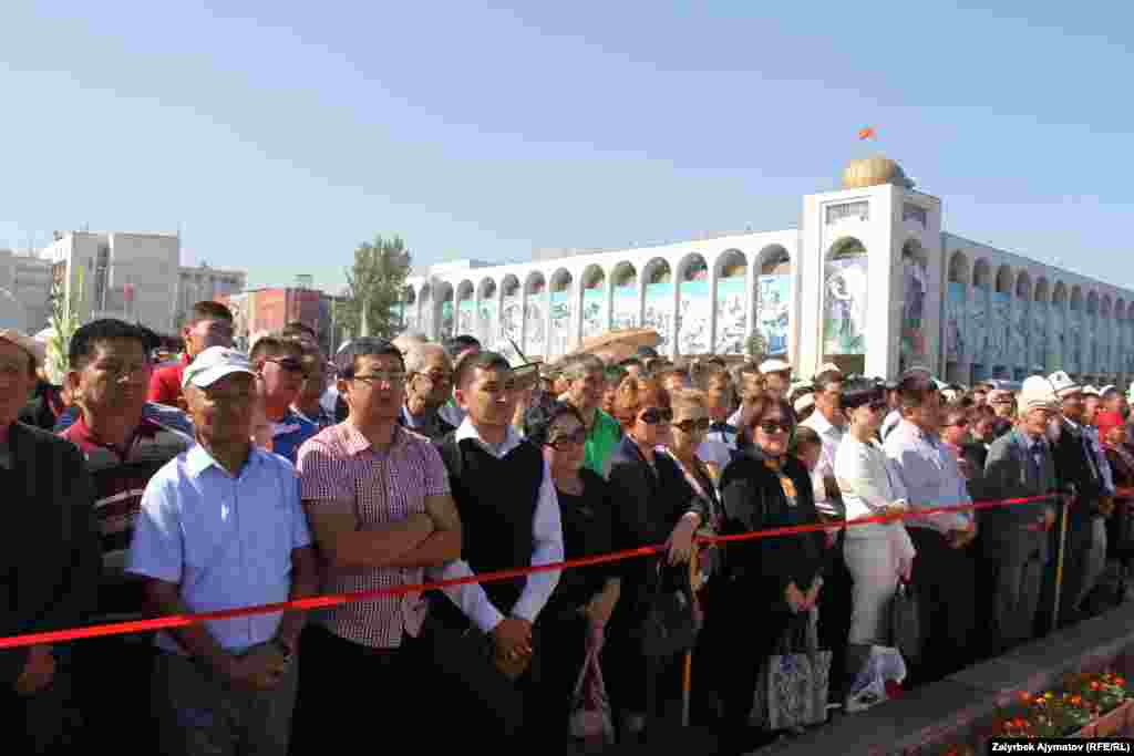 Маркум менен коштошууга эски-жаңы мамлекеттик кызматкерлерден башка замандаштары, шаардын тургундары, жаштар жана кичи мекенинен жердештери да келген экен. &nbsp;