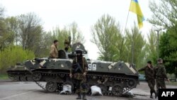 Ուկրաինա - Ուկրաինացի զինվորականները Սլովյանսկի մոտ գտնվող հսկիչ անցակետում, 29-ը ապրիլի, 2014թ․